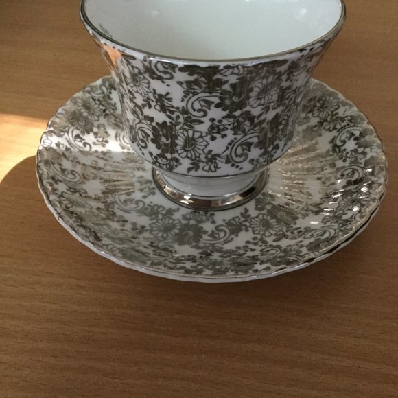 Royal Windsor fine bone china saucer and cup set silver 25th anniversary - Picture 2 of 6